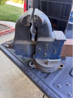 Yost Vises Model 34C Combination Pipe And Bench Vise Swivel Base Cast Iron 6in