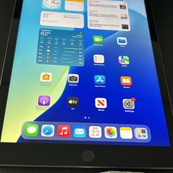 iPad 7th Gen 10.2 Cellular! Like New And Unlocked! 