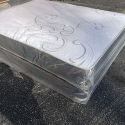 NEW QUEEN SIZE SET MATTRESS AND BOX SPRING-2PC