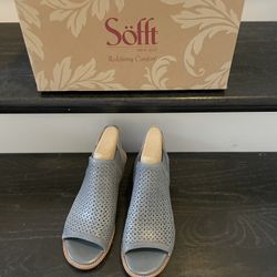 Ladies Shoe Size 7.5. by Sofft.