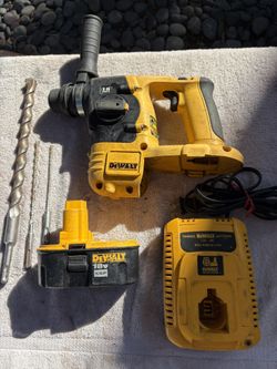 DEWALT 18 Volt 7/8” SDS-plus Vari Speed Rot Hammer Drill Kit-DC 212-Clean-Bits, Handle, Bat/Chrgr