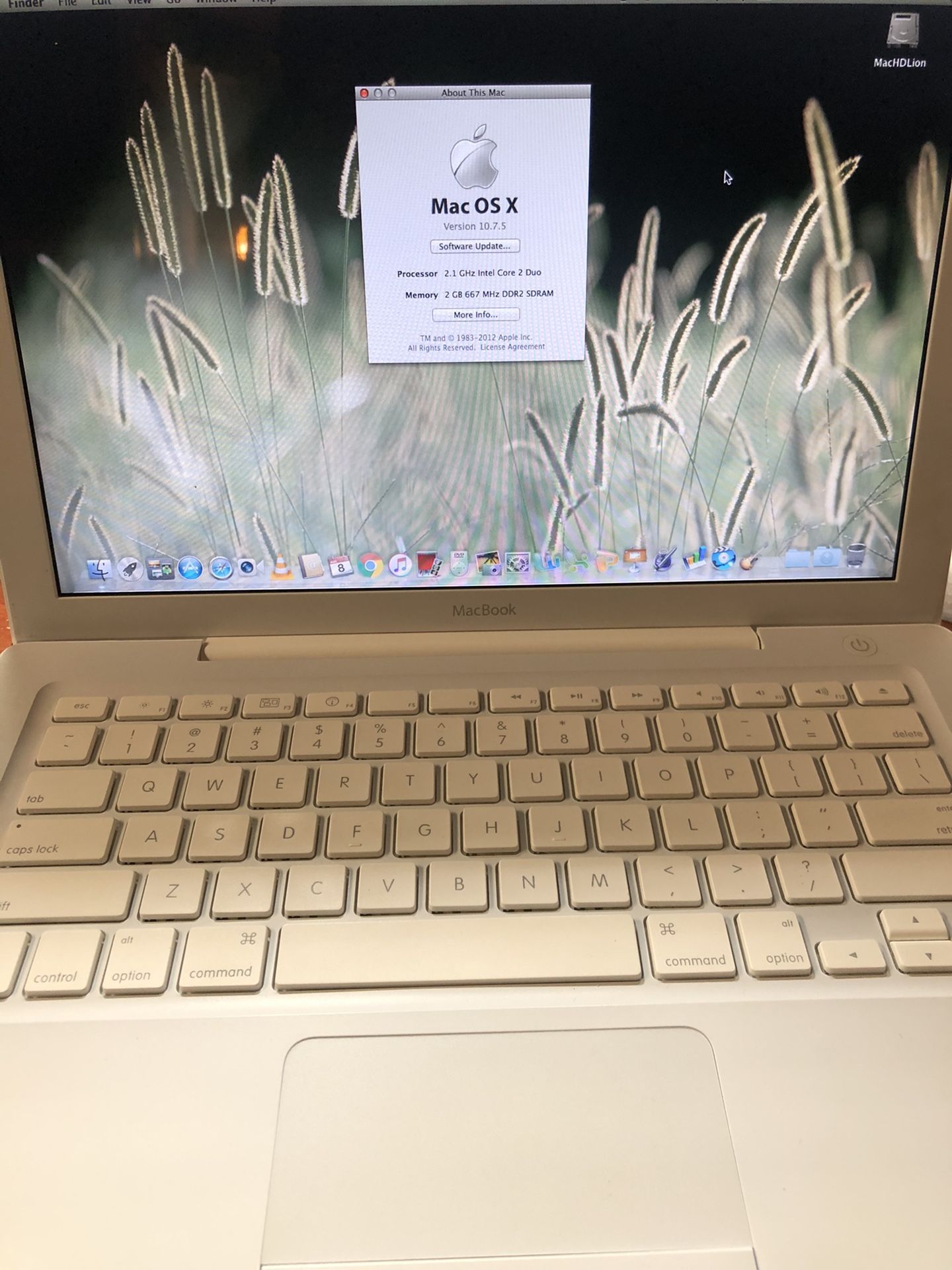 Apple MacBook laptop White 2008