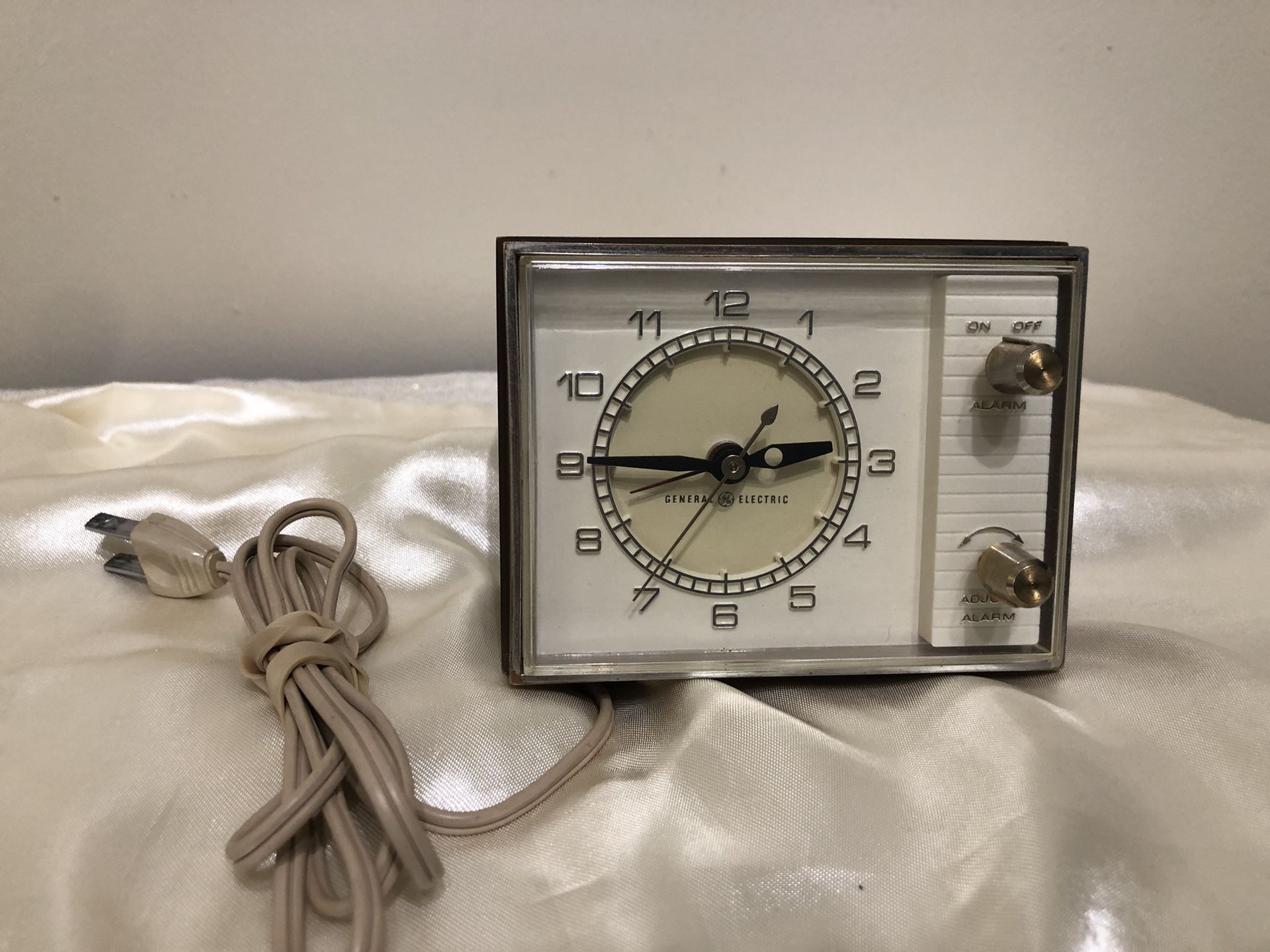 Vintage General Electric Table Clock - Model 7346
