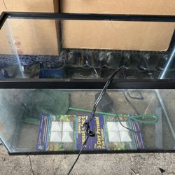 10 Gallon Fish Tank With Items $18