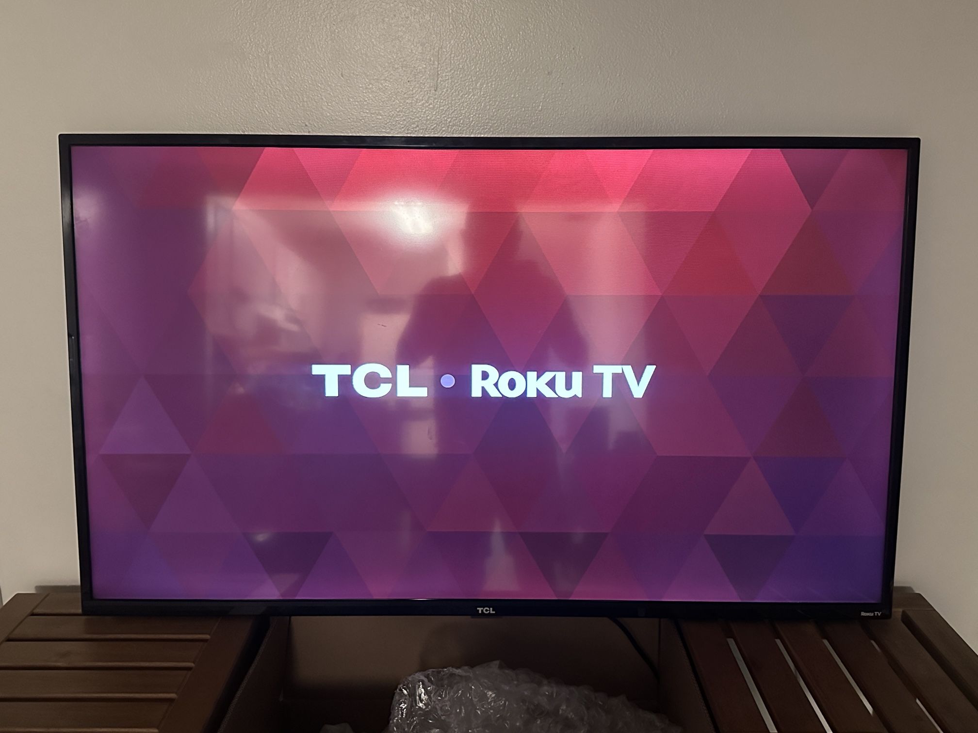TCL ROKU 49” Smart TV *Read*