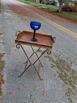 Foldable tray table