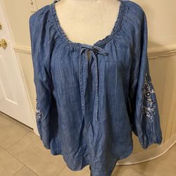 NWT Woman’s Lauren Conrad Heat Top With Embroidered Flowers At Bottom Of Sleeves Size Large