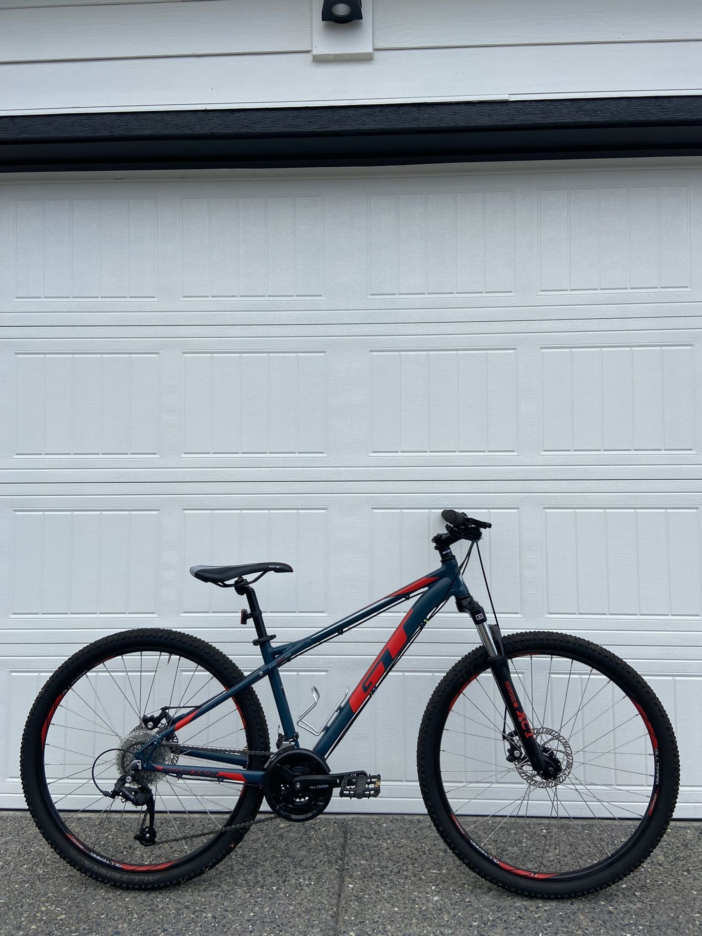 GT Aggressor Pro Mountain Bike – Small Frame, 27.5” Wheels Bicycle MTB 