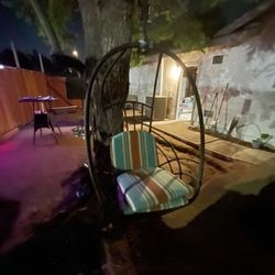 Hanging Chair With Pads