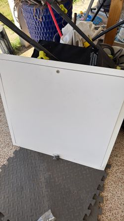 Lockable metal access panel with keys 24x24