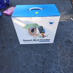 AI Camera Birdwatching Bird Feeder