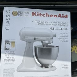 KitchenAid classic series 4.5 quart tilt head stand mixer