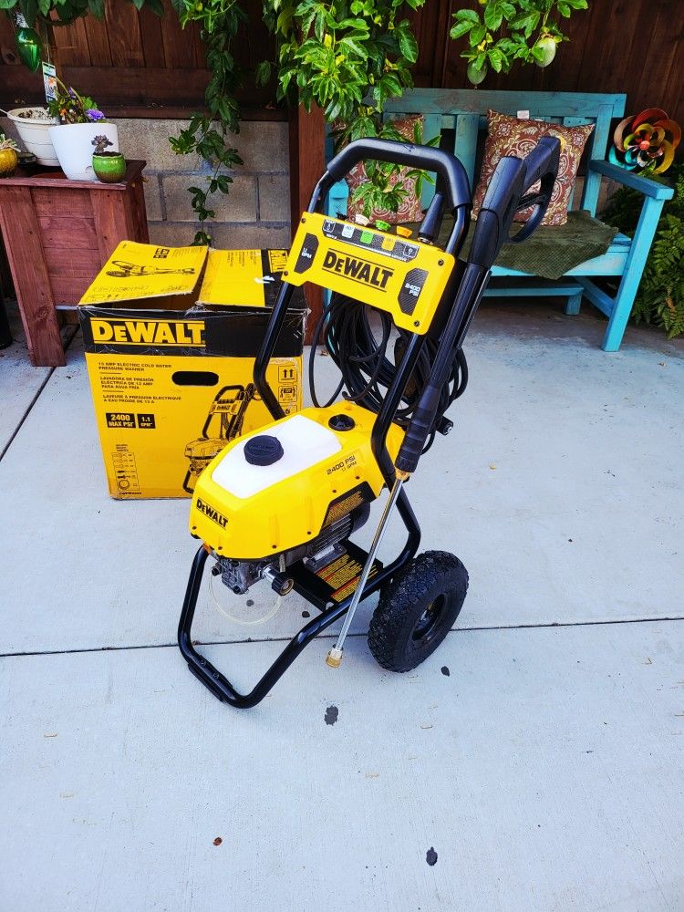 Dewalt 2400 PSI 1.1 GPM Cold Water Electric Pressure Washer