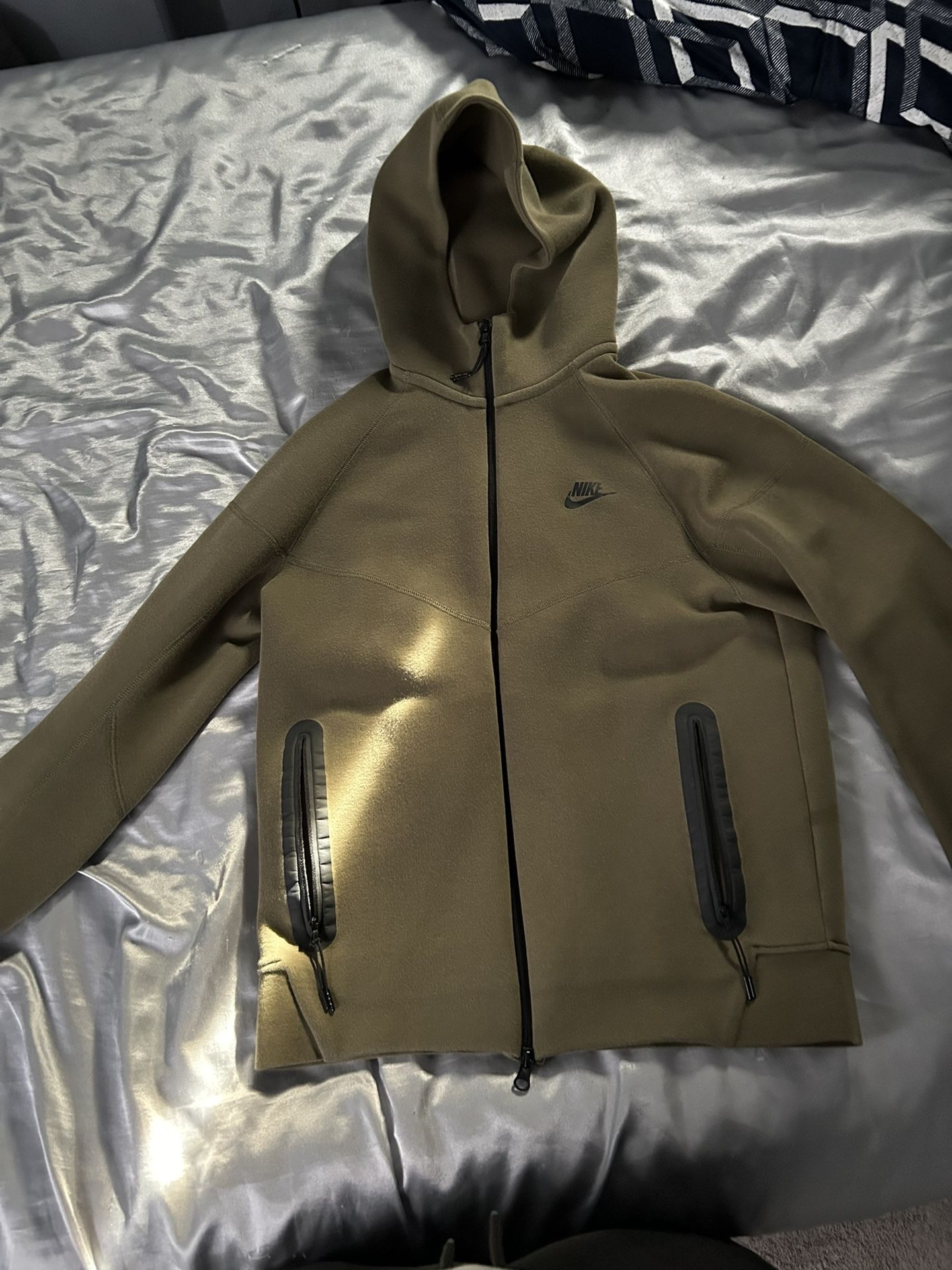 Medium green nike tech