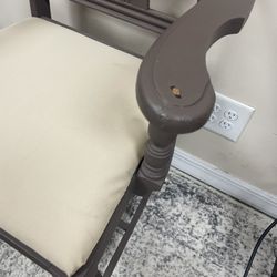 1 MCM Accent Wood Arm Chair 25” W 1 sillón de madera