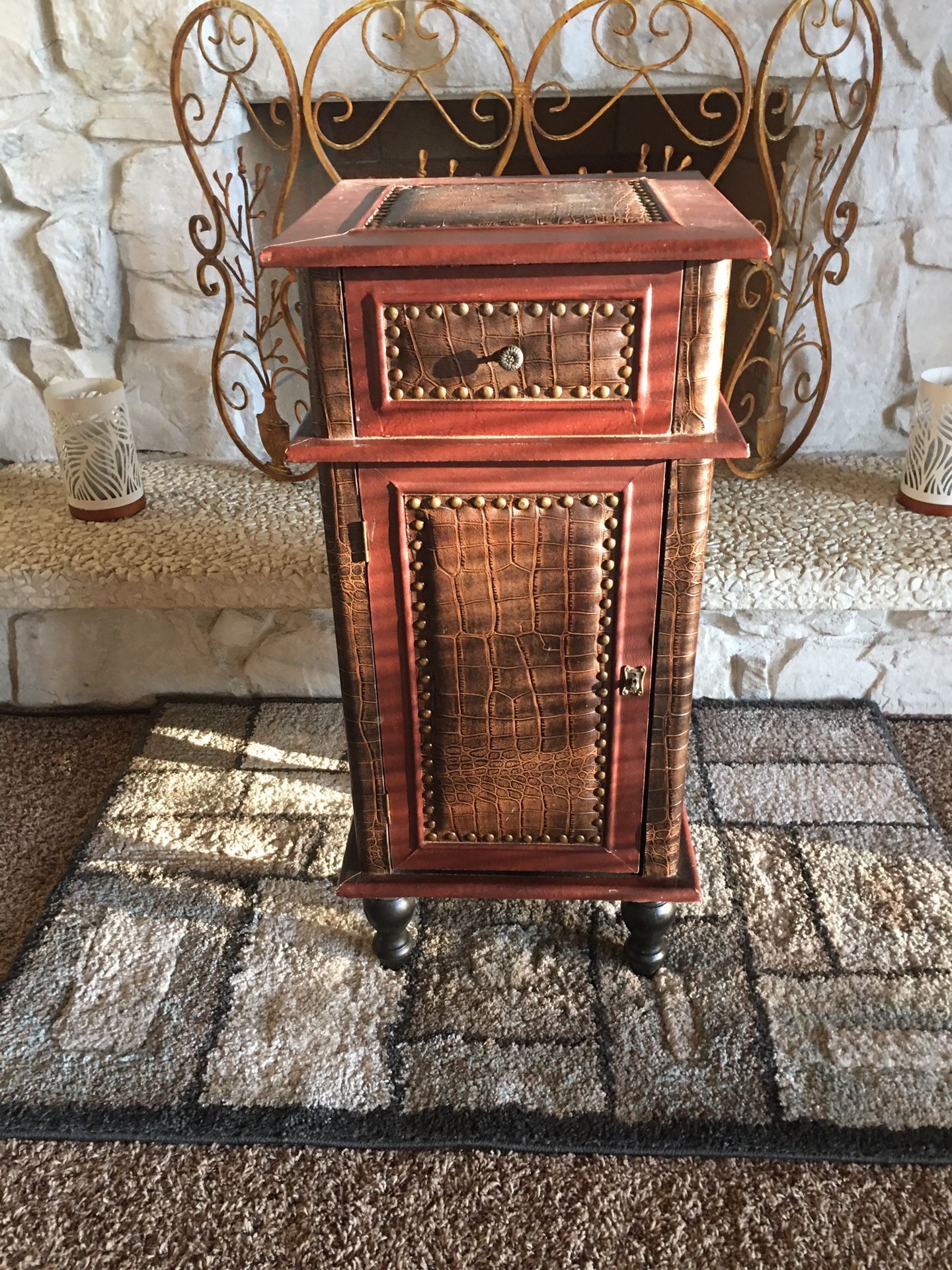 STUNNING VINTAGE SIDE TABLE