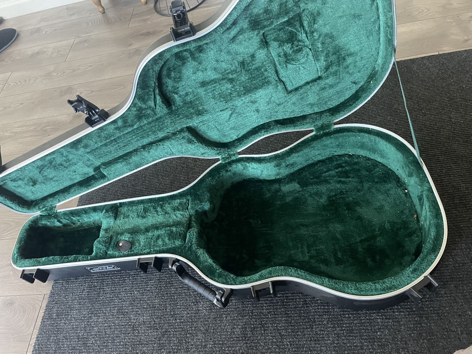 SKB Guitar Case With Key for Sale in Hawthorne, CA OfferUp