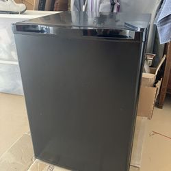 MAGIC CHEF MINI FRIDGE W/ SMALL FREEZER