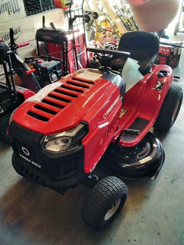 Troy-Bilt
Pony 42 in. 15.5 HP Briggs and Stratton 7-Speed Manual Drive Gas Front Engine Riding Lawn Tractor