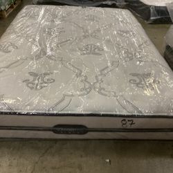 Queen Simmons Beautyrest Black Mattress