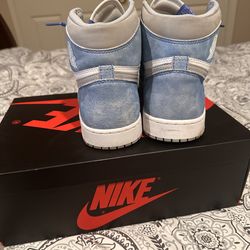 Hyper Royal Jordan 1s with box