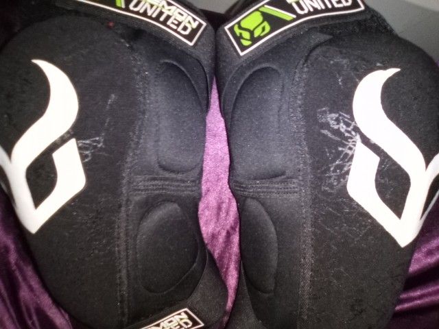 Demon United Kneepads