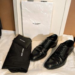 Saint Laurent (YSL) PARIS "Montaigne 25"  Derby Laced Black Patent Leather Flats/Dress Shoes. EU 38.5....US 8.5.... 1 inch heel.