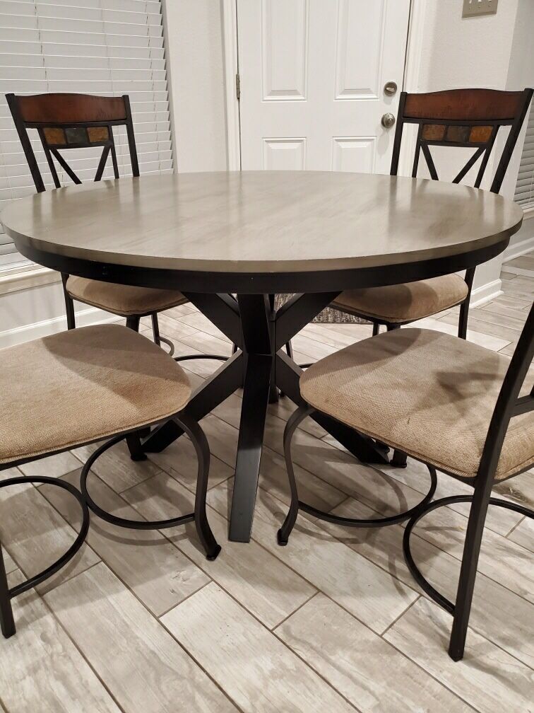 Round breakfast table & chairs