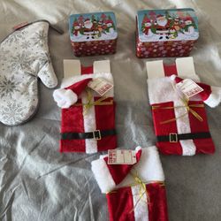New Christmas gift wrappers and oven mitts, all for $5