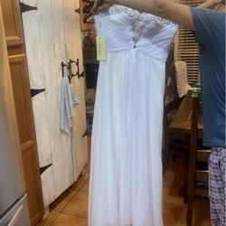 Brand new wedding dress only thing missing is the string in the back size 4
