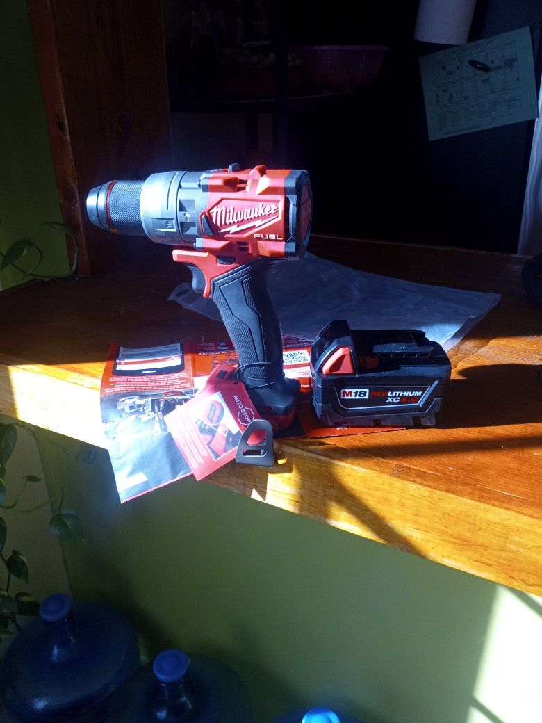 Milwaukee 18 V New Fuel. Hummer Drill. 1/2". W/ Battery. 5.0 AH. Handle