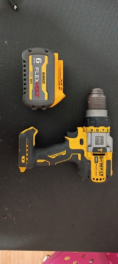 Dewalt 20V Hammer Drill & 6. AH Flexvolt Battery