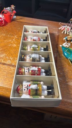 Pier one set of 6 nutcracker card holders