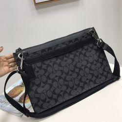F37468 The latest men's shoulder and crossbody handbag from the counter. Can be used as a handbag! Very fashionable!