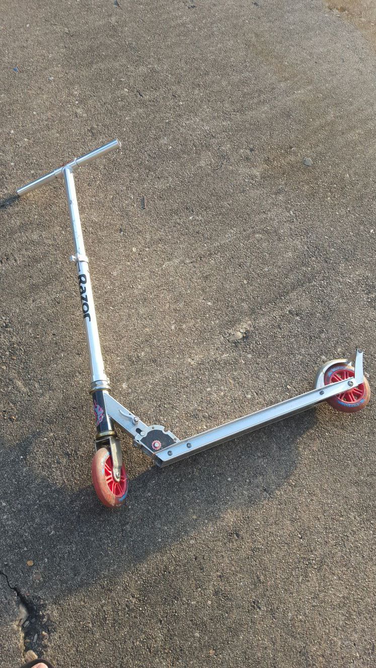 Razor folding scooter