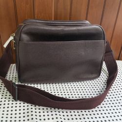 louis vuitton bordeaux taiga reporter shoulder crossbody bag