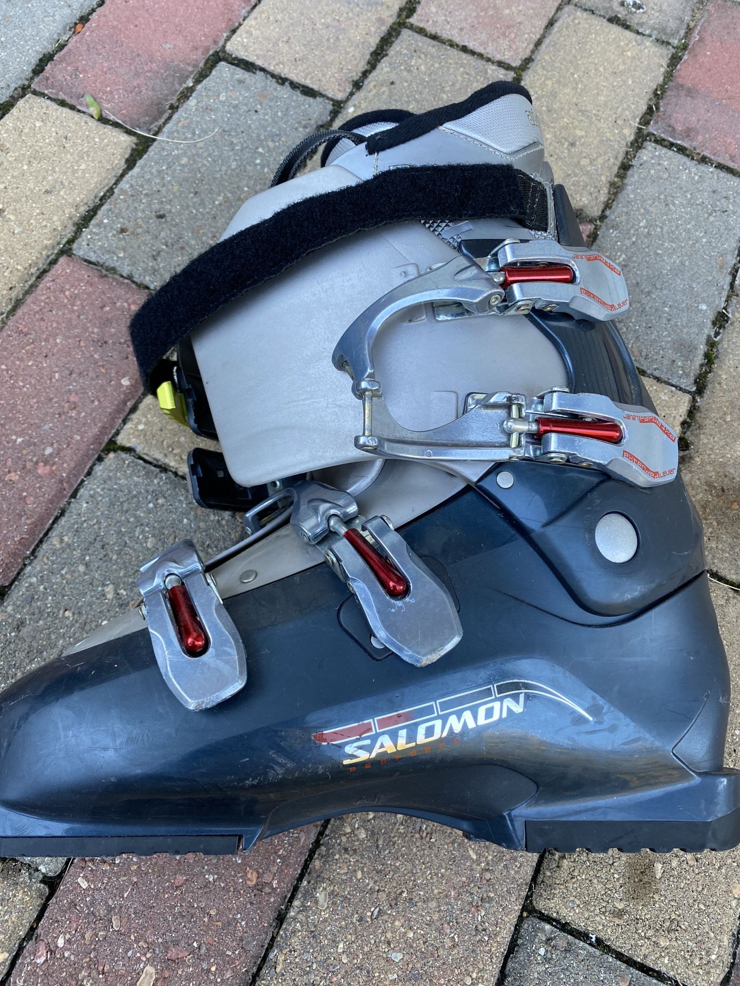 Salomon Skiing Boots Sz 28