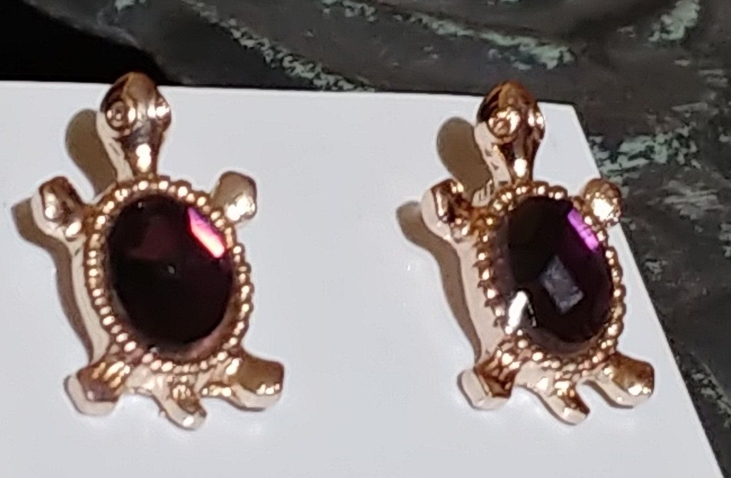 Turtle earrings on purple, colour: gold