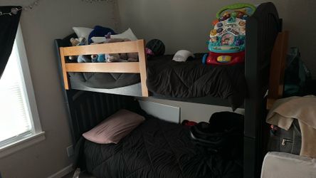 Twin bunk beds
