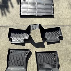 Audi 2025 Q5 Nearly Brand New Floor Mats