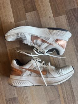 Women’s Nikes size 8