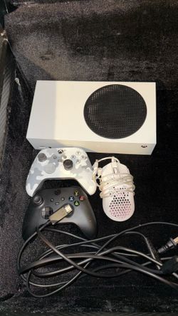 Xbox series s 2 controllers and hyperx mouse