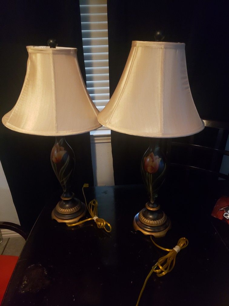 Vintage Lamps ,very Beautiful, Wood ,Painting Flowers In Good Condition 