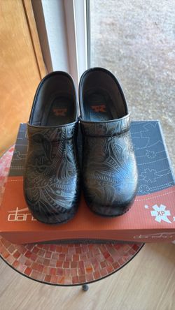 Dansko size 40 Clogs