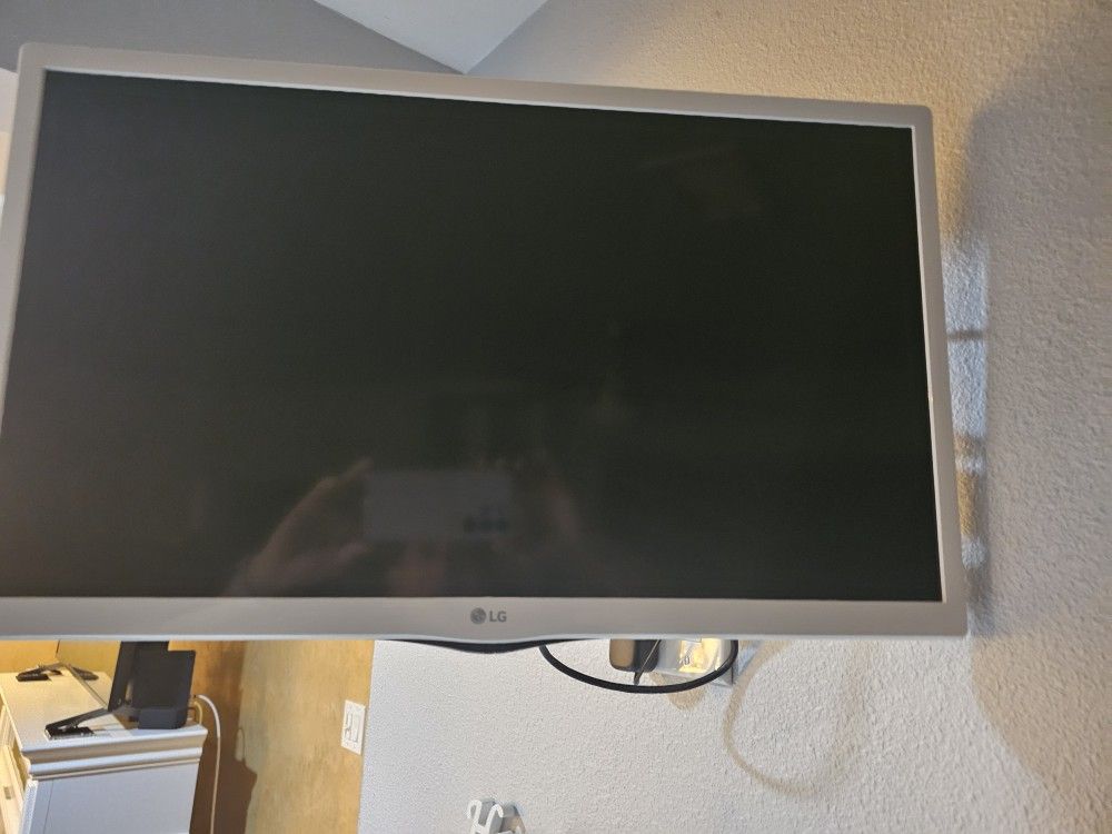 In Good Condition 24" LG White frame for used in a Kitchen