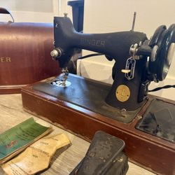 1947 Vintage Singer Sewing Machine 99-24 with Case & Foot Pedal G339036