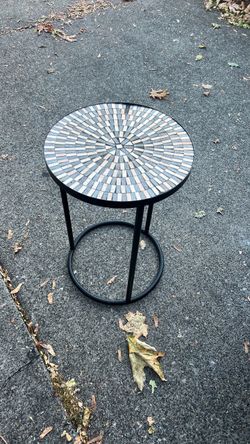 Accent table