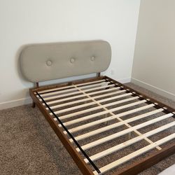 Bed frame - Queen (missing Hardware)
