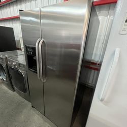 GE Refrigerator w/ Water Ice & Filter 