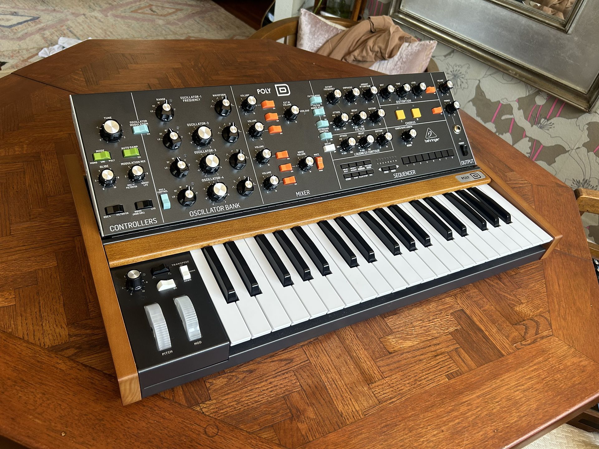 Behringer Poly D